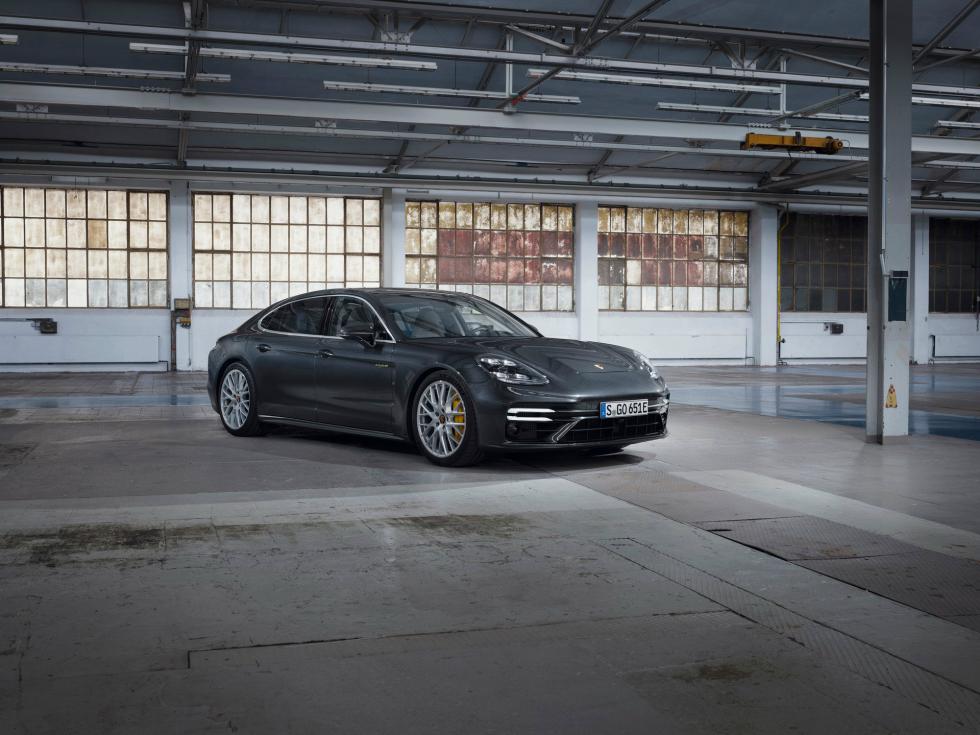 Η ισχυρότερη Porsche Panamera έφτασε